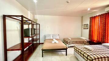 Triple Room | In-room safe, desk, free WiFi
