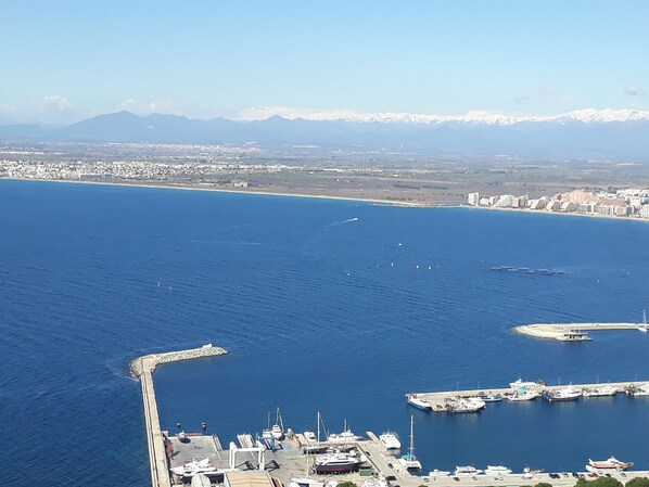 Marina - Apartment in villa, 180 ° panoramic sea view with terrace and pool (Roses)
