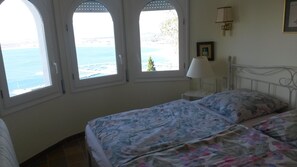 2 عدّة غرف نوم وخزنة داخل الغرفة ومكواة/لوح كي وسرير سفر