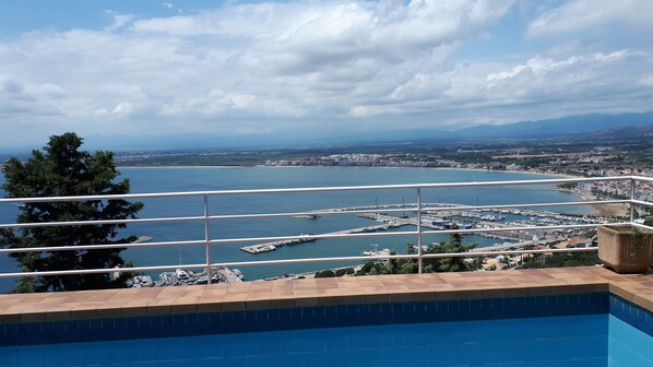 المنطقة المحيطة بالمنشأة