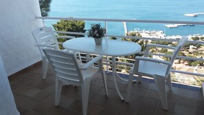 Outdoor dining - Apartment in villa, 180 ° panoramic sea view with terrace and pool (Roses)