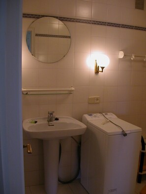 Shower, hair dryer, towels, soap - Apartment in villa, 180 ° panoramic sea view with terrace and pool (Roses)