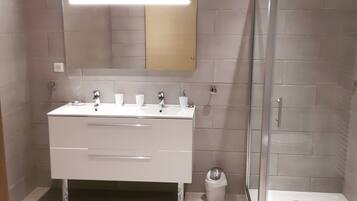 Ensemble douche/baignoire, sèche-cheveux, serviettes fournies