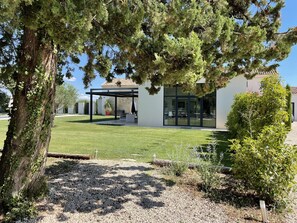 Property grounds - Haven of peace in the vineyards (Violes)