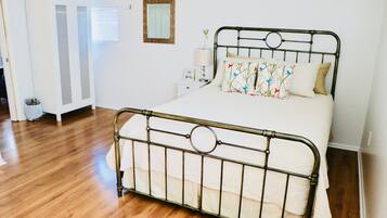 4 bedrooms, desk, iron/ironing board, travel crib