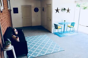 Outdoor dining - Location! 7 min to downtown/ convention center/ airport. Quiet neighborhood. (Salt Lake City)