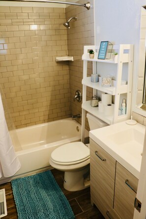 Bañera con ducha, secador de pelo, toallas, jabón