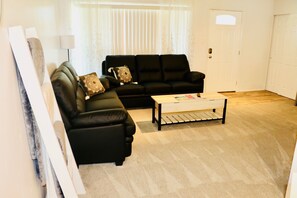 Smart TV, fireplace, books, offices - Location! 7 min to downtown/ convention center/ airport. Quiet neighborhood. (Salt Lake City)