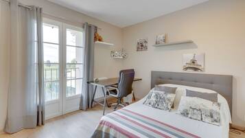 3 chambres, bureau, fer et planche Ă repasser, lit parapluie