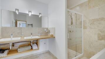 Combined shower/tub, hair dryer, towels