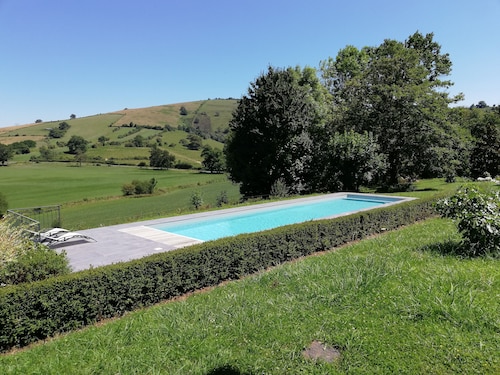 Gîte de charme avec piscine et vue montagnes au cœur du Pays Basque