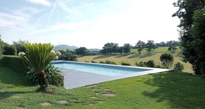 Abartiague Borda clasificado 4 *, verde, tranquilo en el interior del País Vasco