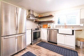 Een koelkast, een magnetron, een oven, een kookplaat