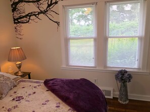 2 bedrooms, desk, iron/ironing board, free WiFi - 1945 Farmhouse Cottage Near Asheville & The Biltmore Estate – Pup friendly! (Asheville)