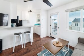 TV - 🐬 Stroll to the Beach from Pacific Villas #5 (Oceanside)