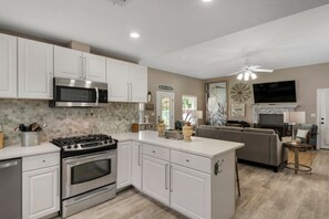 冷蔵庫、電子レンジ、オーブン、コンロ