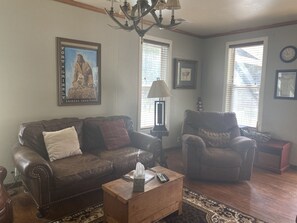 TV, fireplace, DVD player, books - Bungalow 1880's with Stunning views of Colorado's fourteeners and pet friendly (Twin Lakes)