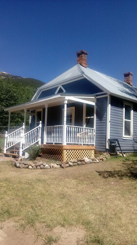  Bungalow 1880's with Stunning views of Colorado's fourteeners and pet friendly 