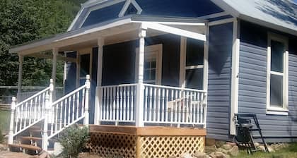 Bungalow 1880's with Stunning views of Colorado's fourteeners and pet friendly