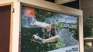 Een affiche dat Zip, Soar, Explore promoot, met korting op tickets.