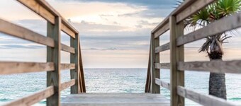 BOBLEBAD! Sør for 30A uten folkemengdene! Steps to Beach - Privat basseng + sykler