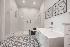 Badewanne, Haartrockner, Handtücher