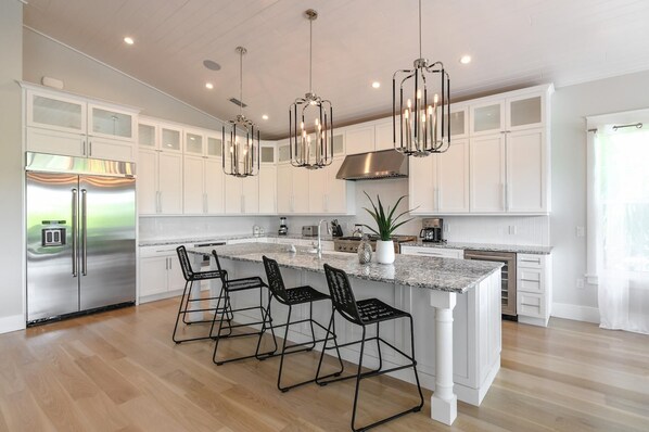 Kjøleskap, mikrob�ølgeovn, ovn og kokeplater