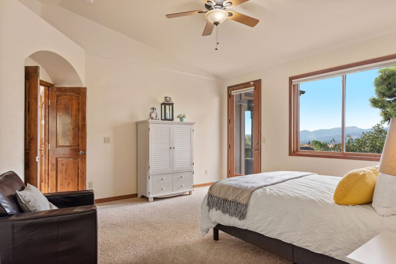4 bedrooms, desk, iron/ironing board, travel crib