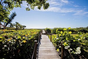 Property grounds - Coquina Beach 3C- Beautifully Remodeled Sanibel Condo, Steps To The Beach! (Sanibel)