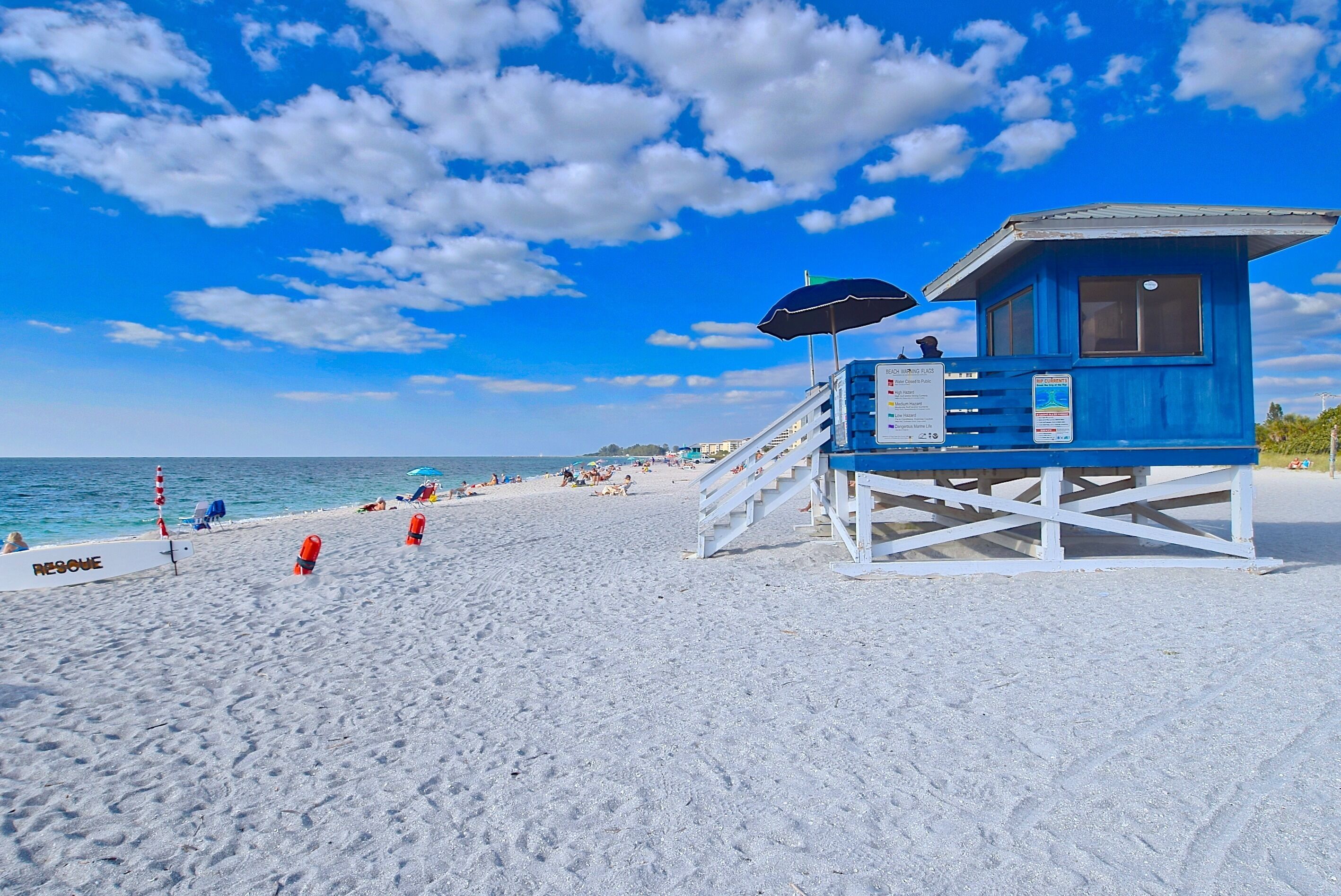 Nær stranden, solsenger og strandhåndklær