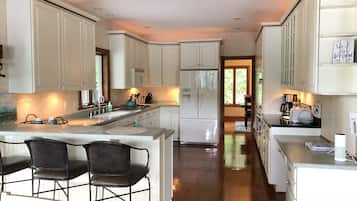 冰箱、微波炉、烤箱、炉灶