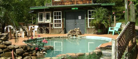 Una piscina al aire libre