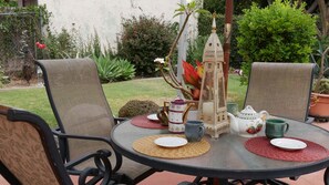 Outdoor dining - Private Art Studio In Historic Wrigley .. very close to Metro Blue Line (Long Beach)