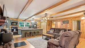 Een knus interieur van een chalet met een keuken, een bar en zitplaatsen.