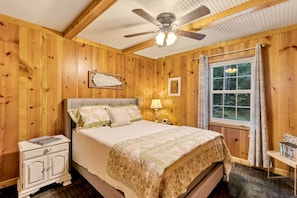 2 bedrooms, travel cot, free WiFi, bed sheets