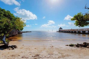 Perto da praia, espreguiçadeiras, toalhas de praia 