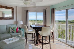 Smart TV, libros y oficina 