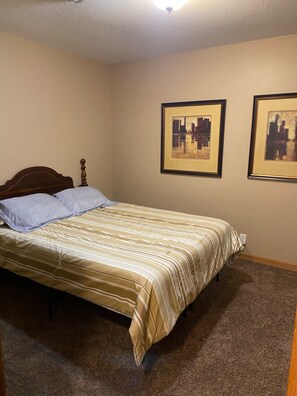 5 bedrooms, iron/ironing board, WiFi, bed sheets