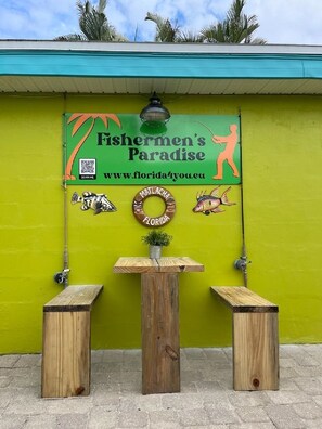 Outdoor dining - Studio Snook Suite in Matlacha/Fisherman's Paradise (Matlacha)