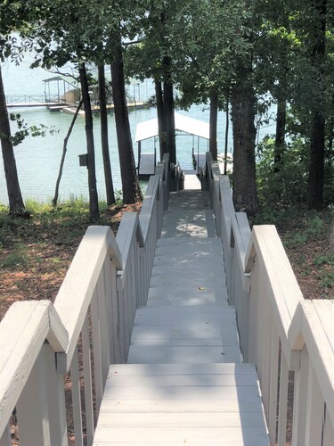 Bannister Cottage – Lakefront Getaway w/ Dock, Porch & Views, 20 mins to Clemson