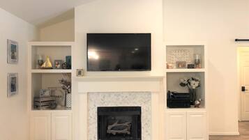 TV connectée, cheminée, lecteur de DVD, chaßne hi-fi