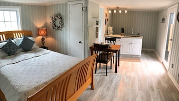 Travel crib, free WiFi, bed sheets