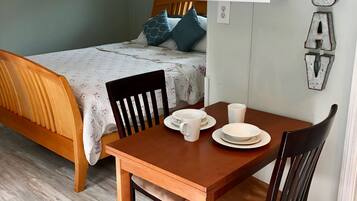 Travel crib, free WiFi, bed sheets