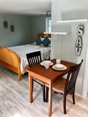 Travel cot, free WiFi, bed sheets