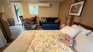 办公桌、旅行婴儿床、免费 WiFi、床单
