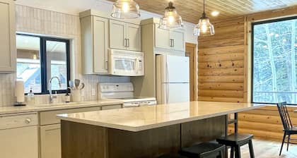 Streamside 2 bd Cabin w/ hot tub at Sundance.