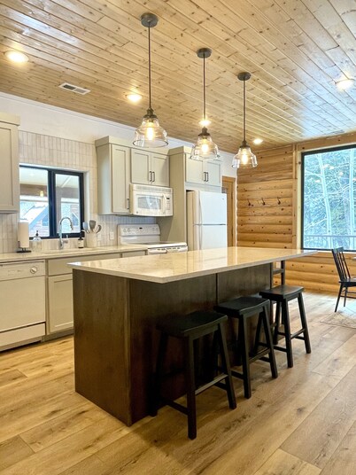 Streamside 2 bd Cabin w/ hot tub at Sundance.