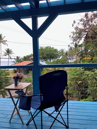 Walk 3 minutes to Kealakekua Bay to see dolphins