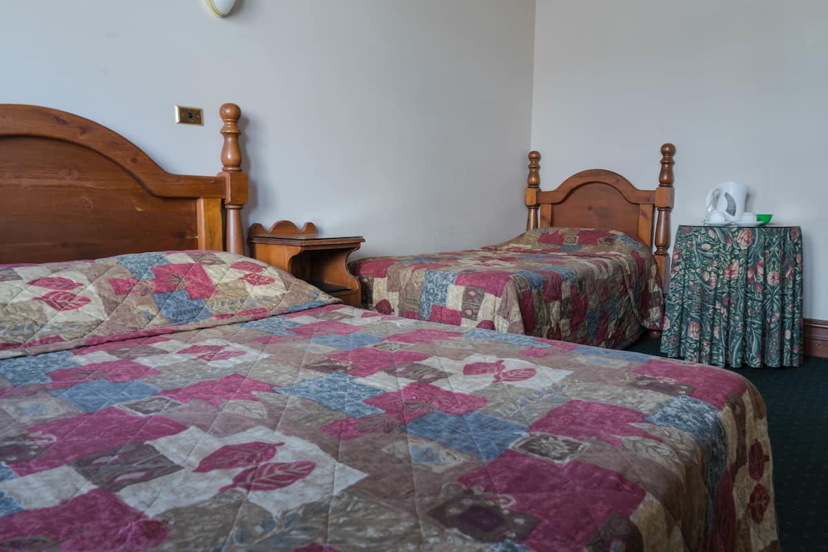 Comfort Triple Room, Ensuite | Iron/ironing board, bed sheets