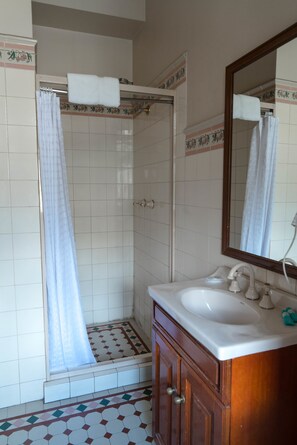 Comfort Triple Room, Ensuite | Bathroom | Shower, towels - O'Malley's Hotel (Woolloomooloo)
